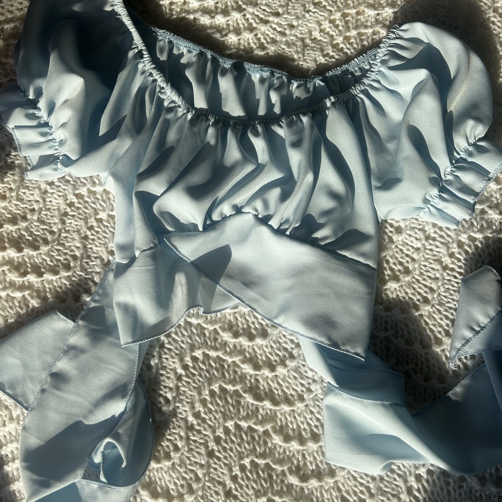 • cinderella moment tie crop top